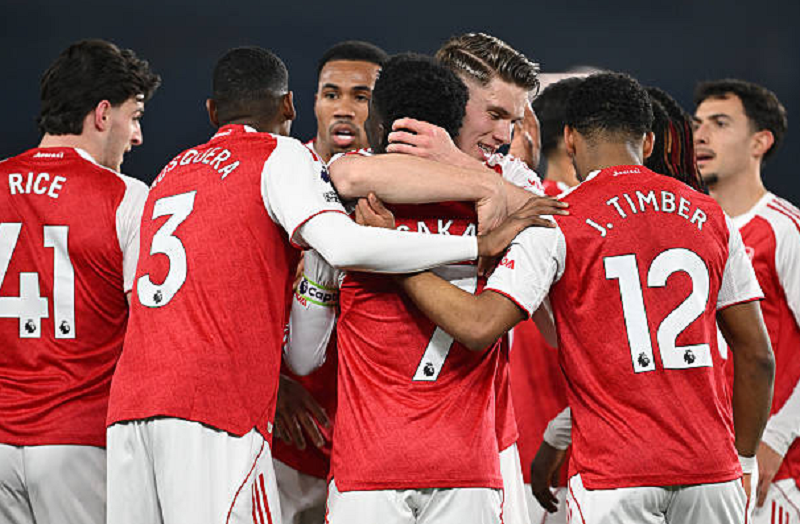 Arsenal tiến sát ngôi vương sau cú sảy chân của Man City